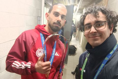 Ολυμπιακός: Ο Νίκος Χρήστου μαζί με τον συντάκτη του SPORT24, Κώστα Αυγουστάκη, κρατούν την κούπα του Youth League