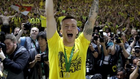 Dortmund's Marco Reus raises the cup after Dortmund won the German soccer cup final match between Borussia Dortmund and Eintracht Frankfurt in Berlin, Germany, Saturday, May 27, 2017. (AP Photo/Michael Sohn)