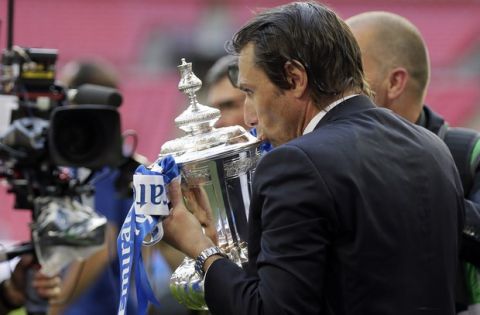 Chelsea head coach Antonio Conte kisses the trophy after winning the English FA Cup final soccer match between Chelsea and Manchester United at Wembley stadium in London, Saturday, May 19, 2018. Chelsea defeated Manchester United 1-0. (AP Photo/Tim Ireland)
