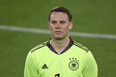 Ο Μάνουελ Νόιερ πριν απ' τη φιλική αναμέτρηση ανάμεσα στη Γερμανία και τη Δανία στις 2 Ιουνίου του 2021 στην Αυστρία.