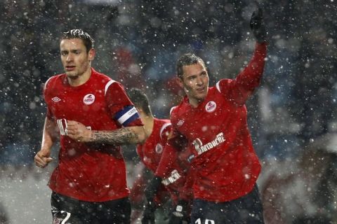 Lille's Ludovic Obraniak (L) celebrates his goal with Mathieu Debuchy during their Europa League Group C soccer match against Gent at the Lille Metropole stadium in Villeneuve d'Ascq December 16, 2010. REUTERS/Pascal Rossinol (FRANCE - Tags: SPORT SOCCER)