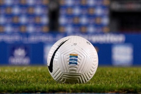 Η μπάλα της Super League Interwetten στους Ζωσιμάδες για το ΠΑΣ Γιάννινα - ΑΕΚ.