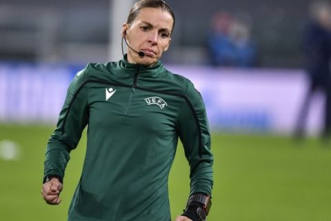 Η Στεφανί Φραπάρ διηύθυνε την αναμέτρηση Γιουβέντους - Ντινάμο Κιέβου το 2020 και έγινε πρώτη γυναίκα διαιτητής που σφύριξε σε ματς του Champions League