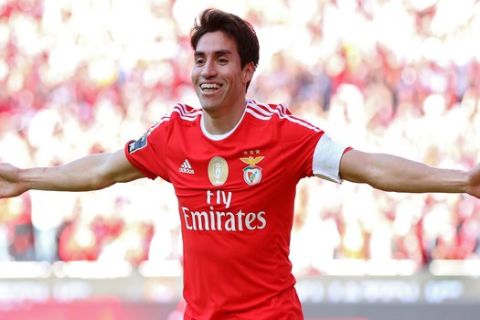 Benfica's Nico Gaitan celebrates a goal during the Portuguese league last round soccer match between Benfica and Nacional at Benfica's Luz stadium in Lisbon, Sunday, May 15, 2016. (AP Photo/ Steven Governo)
