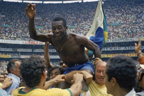 Ο Πελέ μετά την κατάκτηση του Παγκοσμίου Κυπέλλου του 1970 στο Μεξικό