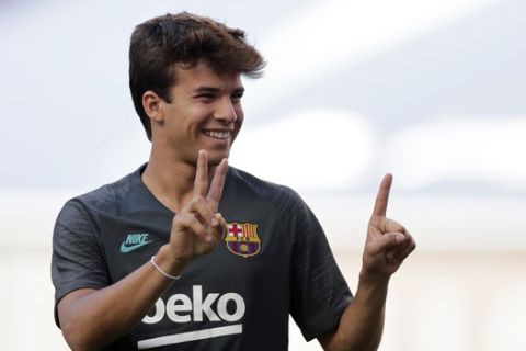 Barcelona's Ricard Puig gestures during a training session at the Luz stadium in Lisbon, Thursday Aug. 13, 2020. Barcelona will play Bayern Munich in a Champions League quarterfinals soccer match on Friday. (AP Photo/Manu Fernandez, Pool)