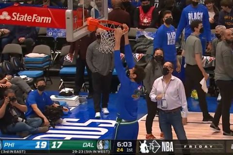NBA: Το Μάβερικς - Σίξερς διεκόπη για 45 λεπτά και ο Μαριάνοβιτς πήγε να φτιάξει χωρίς σκάλα τη στεφάνη