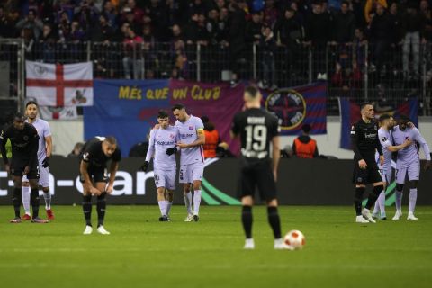 Οι παίκτες της Μπαρτσελόνα πανηγυρίζουν την ισοφάριση κόντρα στην Αϊντραχτ Φρανκφούρτης στον προημιτελικό του Europa League