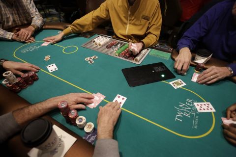 Ντίλερ και χαρτιά σε τραπέζι πόκερ σε καζίνο στο Λας Βέγκας