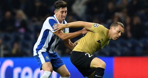 Porto's Mexican midfielder Hector Herrera (L) vies with Brugge's Dutch midfielder Ruud Vormer during the UEFA Champions League Group G football match FC Porto vs Club Brugge KV at Estadio do Dragao stadium in Porto, on November 2, 2016. / AFP / FRANCISCO LEONG        (Photo credit should read FRANCISCO LEONG/AFP/Getty Images)