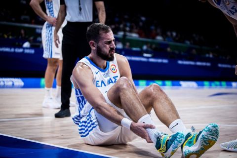 MundoBasket 2023, Ελλάδα - Μαυροβούνιο: Τραυματίστηκε και αποχώρησε ο Χατζηδάκης