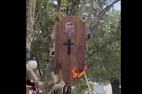 Αργεντινοί καίνε αυτοσχέδιο φέρετρο με το πρόσωπο του Εμπαπέ