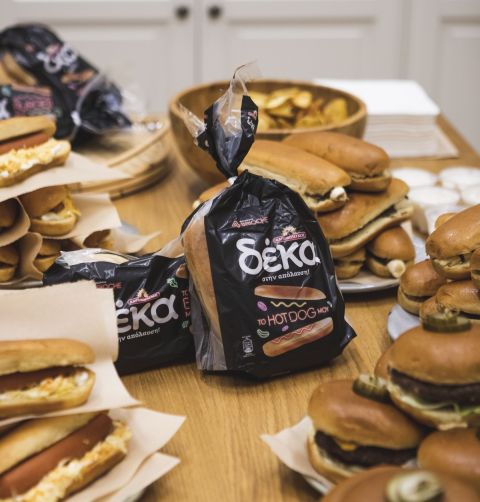 Είδαμε το Εσθονία - Ελλάδα με τα πιο νόστιμα ΔΕΚΑ brioche burger & hot dog από τον ΚΑΡΑΜΟΛΕΓΚΟ