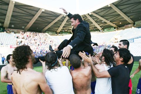 Η Χετάφε έχει αποφύγει τον υποβιβασμό κυριολεκτικά την τελευταία στιγμή και οι παίκτες της ομάδας σηκώνουν στα χέρια τον Μίτσελ μέσα στο "Σαρδινέρο" της Ράθινγκ του Σανταντέρ (2009).