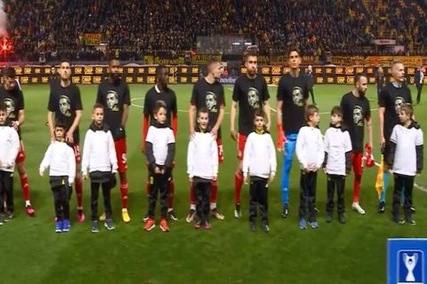 Οι ποδοσφαιριστές Άρη και Ολυμπιακού με μπλουζάκια στη μνήμη του Άλκη Καμπανού