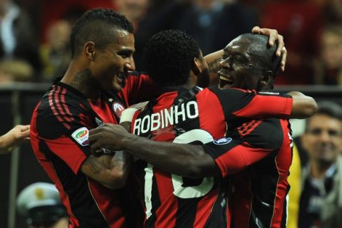 MILAN, ITALY - APRIL 16:  Clarence Seedorf (R) of AC Milan celebrates with his team mates after scoring the opening goal during the Serie A match between AC Milan and UC Sampdoria at Stadio Giuseppe Meazza on April 16, 2011 in Milan, Italy.  (Photo by Valerio Pennicino/Getty Images)