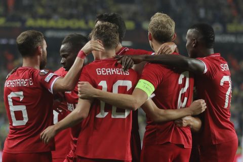 Οι παίκτες της Αντβέρπ πανηγυρίζουν γκολ που σημείωσαν κόντρα στη Φενέρ