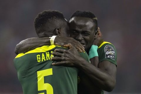 Ο Σαντιό Μανέ πανηγυρίζει μαζί με τον Ιντρίσα Γκουέγε την κατάκτηση του Copa Africa από την Σενεγάλη | 6 Φεβρουαρίου 2022