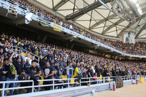 Οι φίλαθλοι της ΑΕΚ στη διάρκεια του αγώνα με τον Ατρόμητο | 16 Οκτωβρίου 2022