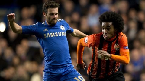Chelsea's Spanish midfielder Juan Mata (L) vies for the ball against Shakhtar Donetsk's Brazilian player Willian (R) during the UEFA Champions League Group E football match at Stamford Bridge in London on November 7, 2012. AFP PHOTO / ADRIAN DENNIS        (Photo credit should read ADRIAN DENNIS/AFP/Getty Images)