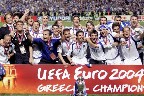 Η απονομή του τροπαίου του Euro 2004