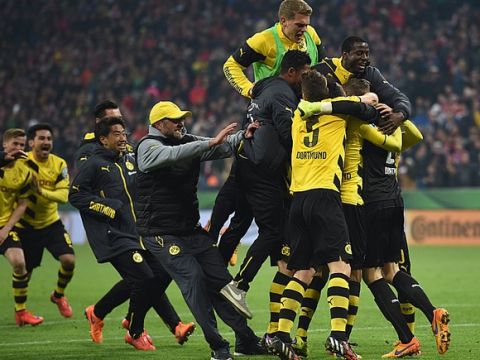 MUNICH, GERMANY - APRIL 28:  The players and head coach Juergen Klopp celebrate after winning during the penalty shoot out during the DFB Cup semi final match between FC Bayern Muenchen and Borussia Dortmund at Allianz Arena on April 28, 2015 in Munich, Germany.  (Photo by Matthias Hangst/Bongarts/Getty Images)