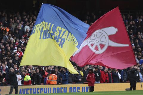 Οπαδοί της Άρσεναλ ανεμίζουν σημαία της Ουκρανίας πριν από την έναρξη του αγώνα της ομάδας τους με την Λέστερ | 13 Μαρτίου 2022