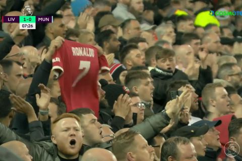 Οι οπαδοί της Λίβερπουλ χειροκροτούν στο 7' του αγώνα με την Γιουνάιτεντ για να σταθούν στο πλευρό του Ρονάλντο 