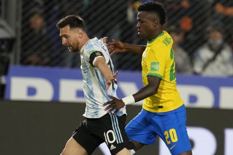 Ο Λιονέλ Μέσι της Αργεντινής μονομαχεί με τον Βινίσιους της Βραζιλίας για τη φάση των προκριματικών στη ζώνη της Νότιας Αμερικής για το Παγκόσμιο Κύπελλο 2022 στο "Μπισεντενάριο", Σαν Χουάν | Τρίτη 16 Νοεμβρίου 2021