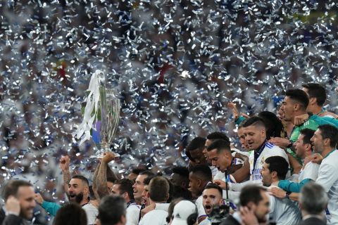Οι παίκτες της Ρεάλ στην απονομή του Champions League 2021-2022 ύστερα από τον τελικό κόντρα στη Λίβερπουλ στο "Σταντ ντε Φρανς", Παρίσι | Σάββατο 28 Μαΐου 2022