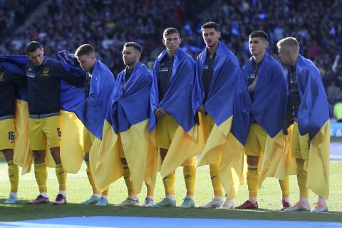 Οι παίκτες της Ουκρανίας με τη σημαία της χώρας τους στα προκριματικά του Μουντιάλ με τη Σκωτία