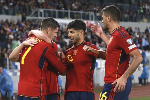 Ο Άλβαρο Μοράτα πανηγυρίζει με τους συμπαίκτες του γκολ της Ισπανίας απέναντι στην Γεωργία για τα προκριματικά του Euro | 8 Σεπτεμβρίου 2023