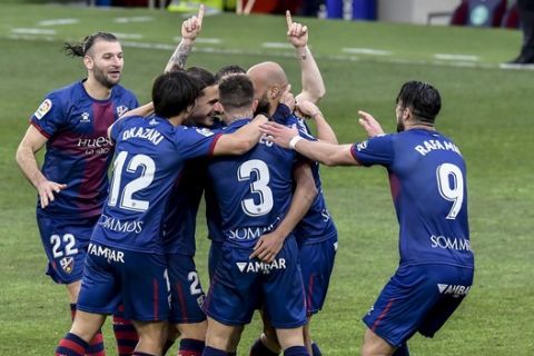 Οι παίκτες της Ουέσκα πανηγυρίζουν γκολ που σημείωσαν στη La Liga