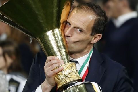 Ο Μασιμιλιάνο Αλέγκρι πανηγυρίζει την κατάκτηση του τίτλου στην Ιταλία το 2019