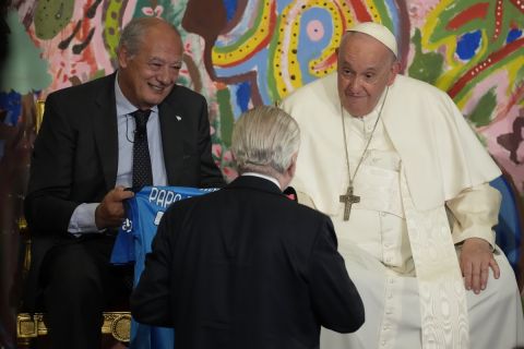 Νάπολι: Ο Ντε Λαουρέντις χάρισε τη φανέλα με το Νο 10 στον Πάπα