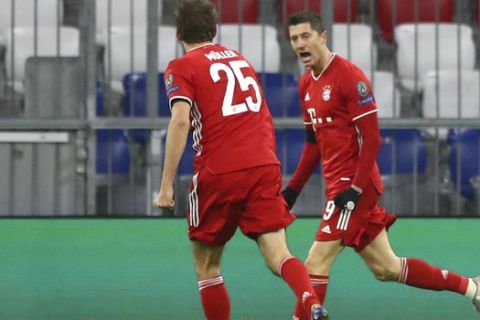 Ο Ρόμπερτ Λεβαντόβσκι πανηγυρίζει γκολ του με τη φανέλα της Μπάγερν κόντρα στην Ζάλτσμπουργκ στο Champions League