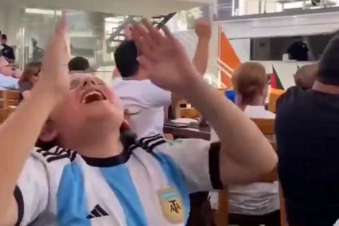 Μουντιάλ 2022: Η συγκλονιστική στιγμή που τυφλό παιδάκι πανηγυρίζει το γκολ του Μέσι μετά από περιγραφή του πατέρα του