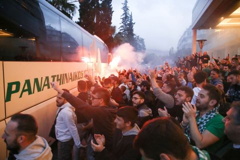Οπαδοί του Παναθηναϊκού κατά την αναχώρηση της αποστολής για το "Απόστολος Νικολαΐδης" για το ντέρμπι με τον Ολυμπιακό | 6 Νοεμβρίου 2022