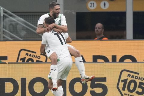 Ο Ντομένικο Μπεράρντι της Σασουόλο πανηγυρίζει με τον Νεντίμ Μπαϊράμι γκολ που σημείωσε κόντρα στην Ίντερ για τη Serie A 2023-2024 στο "Τζιουζέπε Μεάτσα", Μιλάνο | Τετάρτη 27 Σεπτεμβρίου 2023
