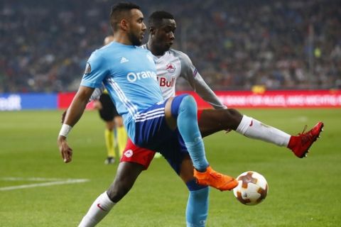 Marseille's Dimitri Payet, left, and Salzburg's Diadie Samassekou challenge for the ball during the Europa League semifinal second leg soccer match between FC Salzburg and Olympique Marseille in Salzburg, Austria, Thursday, May 3, 2018. (AP Photo/Matthias Schrader)