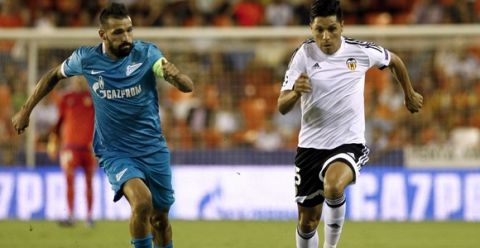 Zenit's Portuguese midfielder Danny  (L) vies with Valencia's Argentinian midfielder Enzo Perez during the UEFA Champions League group H football match Valencia CF vs FC Zenit at the Mestalla stadium in Valencia on September 16, 2015.     AFP PHOTO/ JOSE JORDAN        (Photo credit should read JOSE JORDAN/AFP/Getty Images)