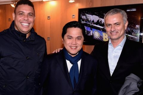 MILAN, ITALY - FEBRUARY 20:  (L-R) Ronaldo Luis Nazario de Lima, President FC Internazionale Erick Thohir and Jose Mourinho attend the Serie A match between FC Internazionale Milano and UC Sampdoria at Stadio Giuseppe Meazza on February 20, 2016 in Milan, Italy.  (Photo by Claudio Villa - Inter/Inter via Getty Images)