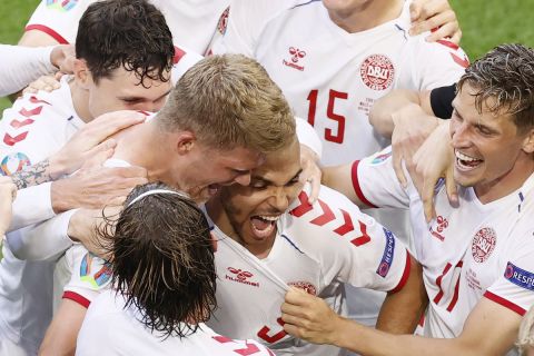 Οι παίκτες τηε Δανίας πανηγυρίζουν τη νίκη τους επί της Ουαλίας | 26 Ιουνίου 2021