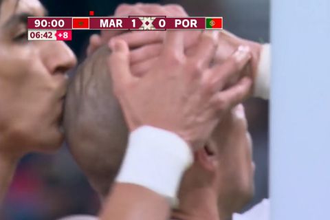 Ο Ελ Γιαμίκ φιλάει το κεφάλι του Πέπε μετά τη χαμένη ευκαιρία στο Μαρόκο - Πορτογαλία | 10 Δεκεμβρίου 2022
