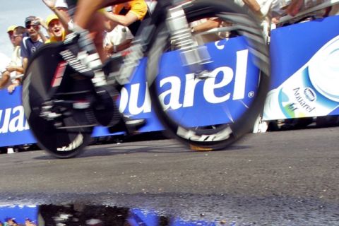 USA's Floyd Landis (Phonak/Swi) crosses the finish line of the 19th stage of the 93rd Tour de France cycling race, a 57 km individual time-trial from Le Creusot to Montceau-les-Mines, 22 July 2006. Ukraine's Serhiy Honchar (T-Mobile/Ger) won the stage and took the yellow jersey as overall leader.  AFP PHOTO / SEBASTIEN BERDA