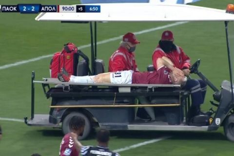 Ο Βιτλής πάνω στο φορείο μετά τον τραυματισμό του στο ΠΑΟΚ - Απόλλων Σμύρνης