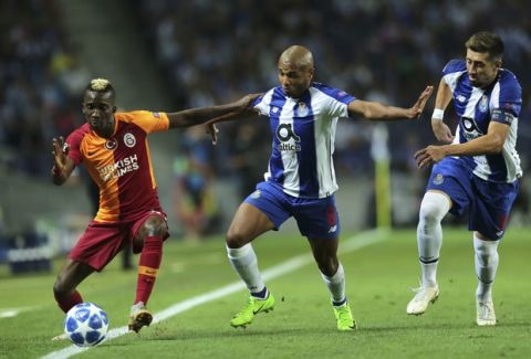 Galatasaray forward Henry Onyekuru vies for the ball with Porto midfielder Yacine Brahimi and Porto midfielder Hector Herrera, right, during the Champions League group D soccer match between FC Porto and Galatasaray at the Dragao stadium in Porto, Portugal, Wednesday, Oct. 3, 2018. (AP Photo/Manuel Araujo)