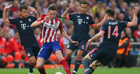 "MADRID, SPAIN - APRIL 27:  Saul Niguez of Atletico Madrid takes on Juan Bernat, Thiago Alcantara and Xabi Alonso of Bayern Munich during the UEFA Champions League semi final first leg match between Club Atletico de Madrid and FC Bayern Muenchen at Vincente Calderon on April 27, 2016 in Madrid, Spain.  (Photo by Alexander Hassenstein/Bongarts/Getty Images)"