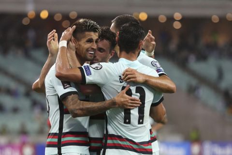Οι παίκτες της Πορτογαλίας πανηγυρίζουν γκολ που σημείωσαν κόντρα στο Αζερμπαϊτζάν για τον 1ο προκριματικό όμιλο της ευρωπαϊκής ζώνης του Παγκοσμίου Κυπέλλου 2022 στο Ολυμπιακό Στάδιο, Μπακού | Τρίτη 7 Σεπτεμβρίου