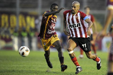 Elkin Murillo of Colombia's Deportes Tolima (L), vies for the ball with Juan Veron of Argentina's Estudiantes de la Plata during their Copa Libertadores 2011 football match at the Manuel Murillo Toro stadium in Ibague, Colombia, on March 30, 2011. AFP PHOTO/Eitan Abramovich (Photo credit should read EITAN ABRAMOVICH/AFP/Getty Images)